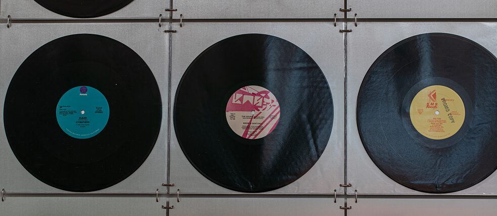 Maryam Jafri, Model 500, 2019, Metall, Vinyl-LPs, Plastik, Vinyl-Text, 685 x 335 cm, Courtesy Maryam Jafri, Detai