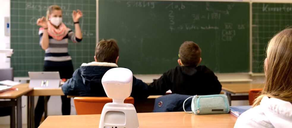 Ein Roboter sitzt im Klassenzimmer am Adolf-Weber-Gymnasium in Neuhausen: Mit seiner Hilfe kann eine kranke Schülerin im Januar 2022 am Unterricht teilnehmen.