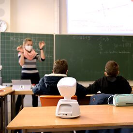 Ein Roboter sitzt im Klassenzimmer am Adolf-Weber-Gymnasium in Neuhausen: Mit seiner Hilfe kann eine kranke Schülerin im Januar 2022 am Unterricht teilnehmen.