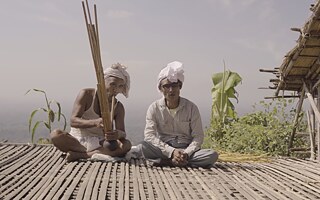 Rina-Ploong-Flötenspieler Sintui Mro präsentiert gemeinsam mit dem Sänger Menpa Mro ein 'Life Story Song' in Bandarban (Chittagong Hill Tracts) I Videostandbild