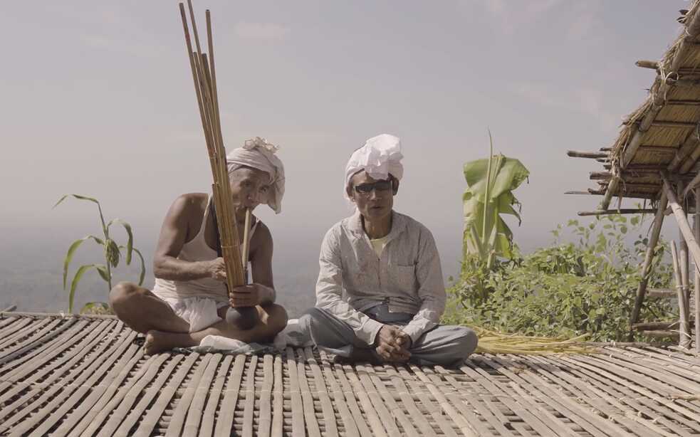 Rina-Ploong-Flötenspieler Sintui Mro präsentiert gemeinsam mit dem Sänger Menpa Mro ein 'Life Story Song' in Bandarban (Chittagong Hill Tracts) I Videostandbild 