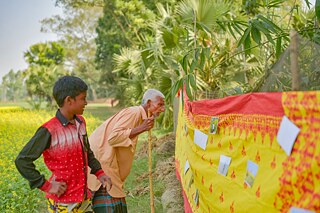 A workshop participants sharing their experience with a visitor