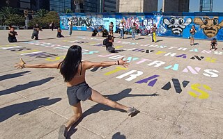 Personen der Trans-Community und nicht-binäre Menschen sind am Monument der Revolution in Mexiko-Stadt versammelt.