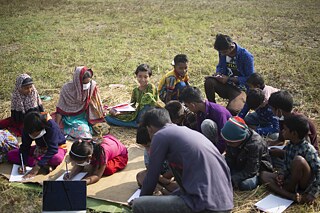   First day of the photography workshop: the participants are learning about motives and compositions 