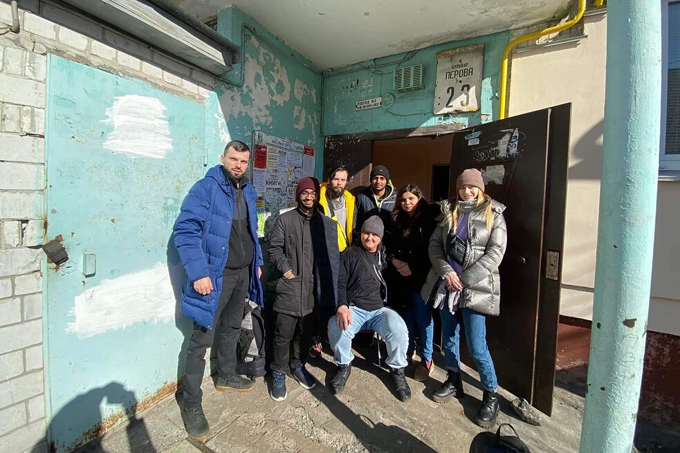 Kijivas māju kopiena pirmajā kara nedēļā: Patvertnē-tunelī Oleksandrs Ņikuļins un Deniss Kutsekons iepazinās ar vairākiem kaimiņiem, piemēram, ar studentu grupu no Indijas. 