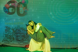 Tänzer und Choreograph Ariful Islam Arnab bei der Vorführung von „Manush” (engl. Mensch) zusammen mit seinem Co-Star Snata Shahrin. 