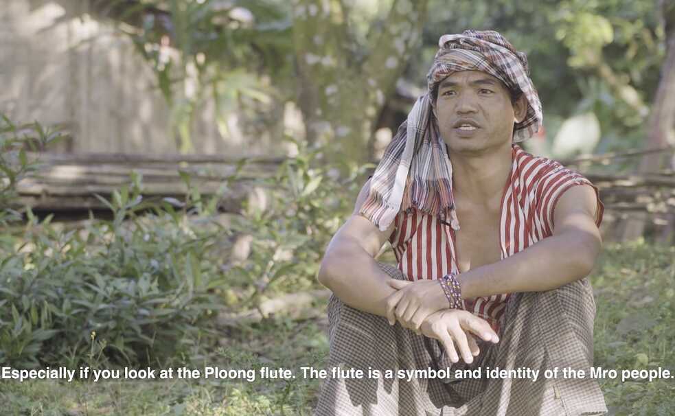 „[...] vor allem, wenn man sich die Ploong-Flöte ansieht. Sie ist ein Symbol sowie eine Identität des Mro-Volkes”, teilt Younguang Mro I Videostandbild