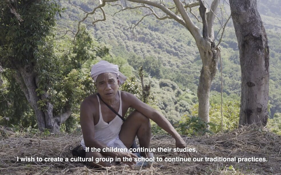 „Wenn die Kinder ihre Ausbildung fortsetzen, möchte ich in der Schule eine Kulturgruppe gründen, um unsere traditionellen Praktiken weiterzuführen.” konstatiert Sintui Mro im Rahmen eines Interviews für den Dokumentarfilm I Videostandbild 