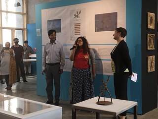 Ruxmini Reckvana Q Choudhury (mittig) kuratierte „Weaving Stories" (engl. gewobene Geschichten) eine Ausstellung, welche die Narrative von acht verschiedenen Projekten, die im Rahmen von Goethe Pop Up im Jahr 2021 realisiert wurden, zusammenführt.