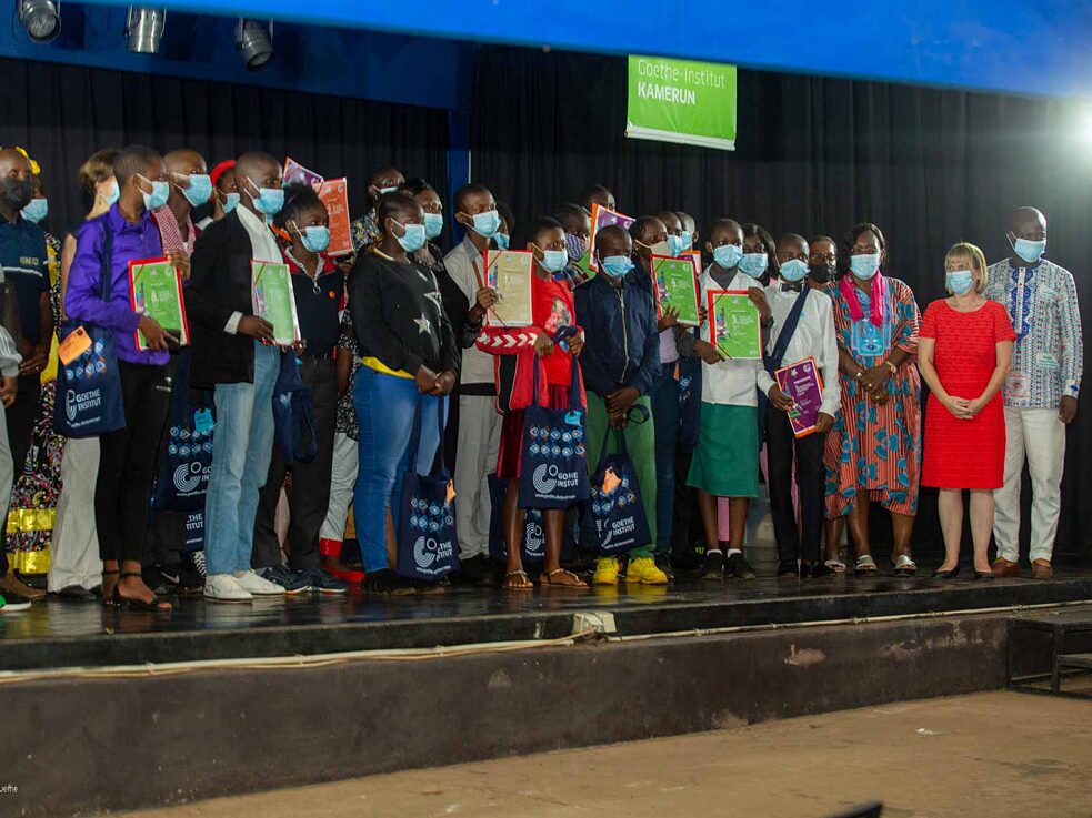 Zahlreiche Schüler*innen beteiligten sich in Kamerun an dem nationalen Vorentscheid zur IDO 