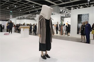 Una mujer experimenta la obra "Esculturas de un minuto" del artista austriaco Erwin Wurm