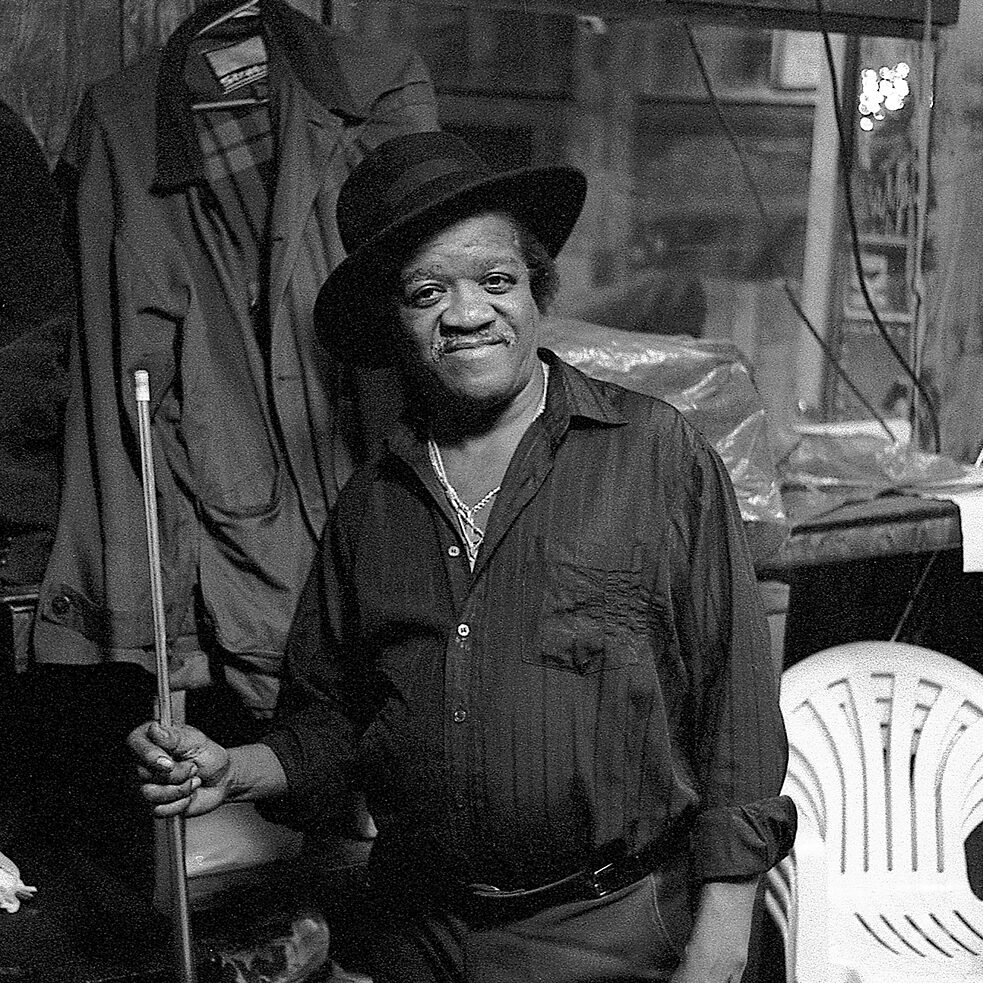 Ein Mann im Paris Blues Jazz Club in Harlem, New York