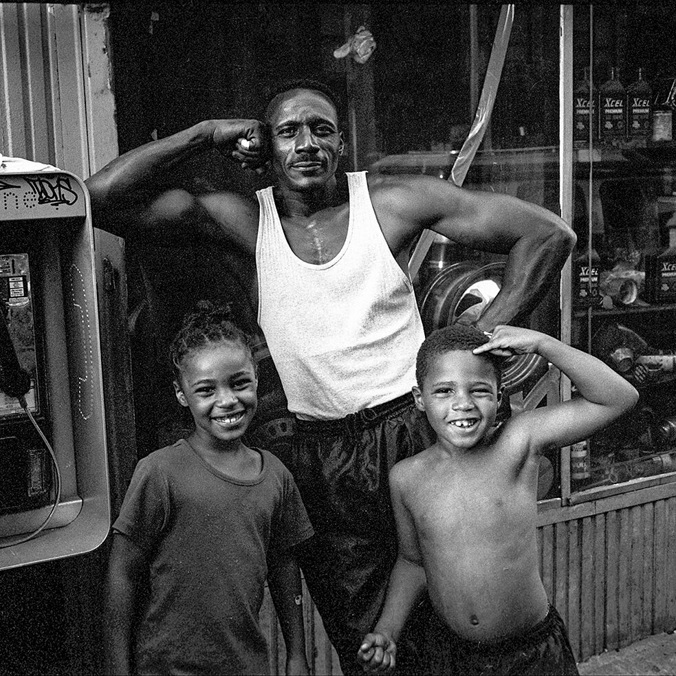 Ein Vater mit seinen Kindern auf einer Straße in New York