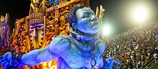 Mitglieder einer Sambaschule treten am 24. April 2022 im Marques de Sapucai Sambadrome während der Karnevalsparade 2022 in Rio de Janeiro, Brasilien, auf.