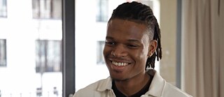 Chris Grant lächelt in die Kamera