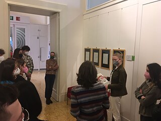 Schüler*innen des Gymnasiums Matilde Serao (Pomigliano D’Arco) besuchen die Ausstellung von Mia Oberländer im Goethe-Institut Neapel