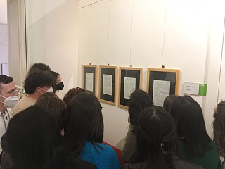 Schüler*innen des Gymnasiums Matilde Serao (Pomigliano D’Arco) besuchen die Ausstellung von Mia Oberländer im Goethe-Institut Neapel