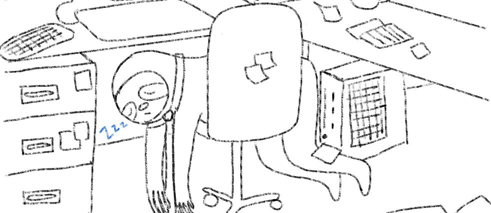 Ein Faultierfigur animiert schlafend an einem Schreibtisch im Büro   