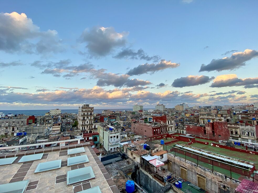 Ausblick auf Havanna und den Golf von Mexiko von der Terrasse eines Dachcafés im Viertel Vedado.