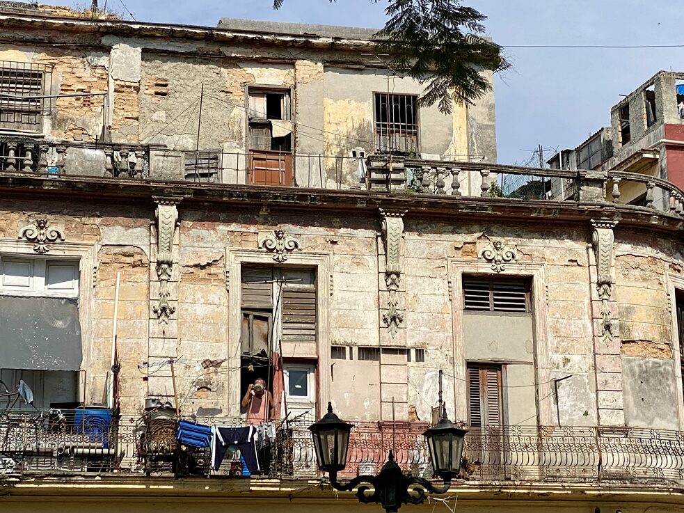 Armut und Verfall sind allgegenwärtig in der Hauptstadt Havanna. Für viele Kubaner*innen ist die Situation unerträglich geworden..
