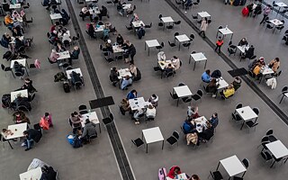 Krajské asistenční centrum pro uprchlíky z Ukrajiny na brněnském výstavišti. Zájemci si na místě vyřídí třeba víza, registraci u cizinecké policie nebo pojištění.