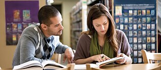 Leseclub in der Bibliothek 