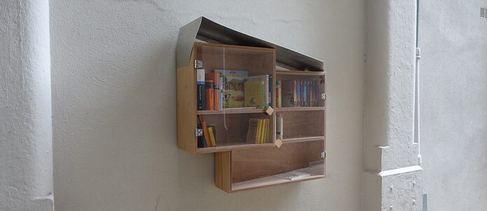 Büchertauschregal aus Holz und Metall