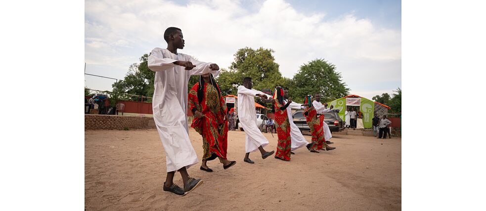Tänzer*innen bei der Ausstellung „Mirath:Music“ am Goethe-Institut Sudan