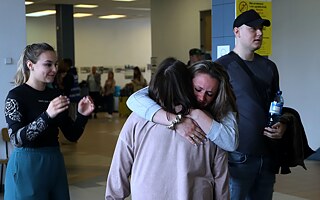 Tränenreiches Wiedersehen am polnischen Grenzbahnhof. Auch Ehrenamtliche, die Ukraine-Flüchtende unterstützen, erleben viele emotionale Momente mit.