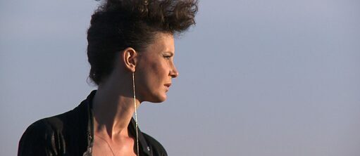 Eine kurzhaarige Frau schaut in die Ferne