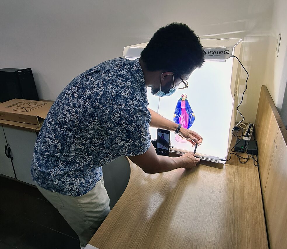 Wallace Amaral, do Núcleo Digital do Instituto Moreira Salles, prepara a estação de digitalização para objetos tridimensionais para capacitar a equipe do Museu da Capitania de Ilhéus.