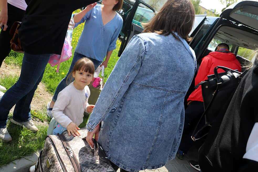 Ewa und Mutter Swetlana (rechts) können direkt mit dem leeren Spendenkonvoi mit nach Deutschland fahren, wo sie bei einer Freundin unterkommen werden.