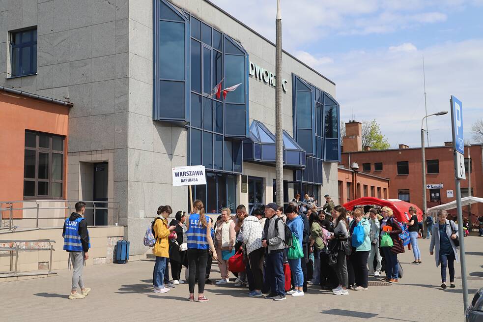 Prekladateľský tím zložený z ukrajinských študentov a študentiek odprevádza cestujúcich s bezplatnými lístkami do Varšavy spoločne do vlaku.