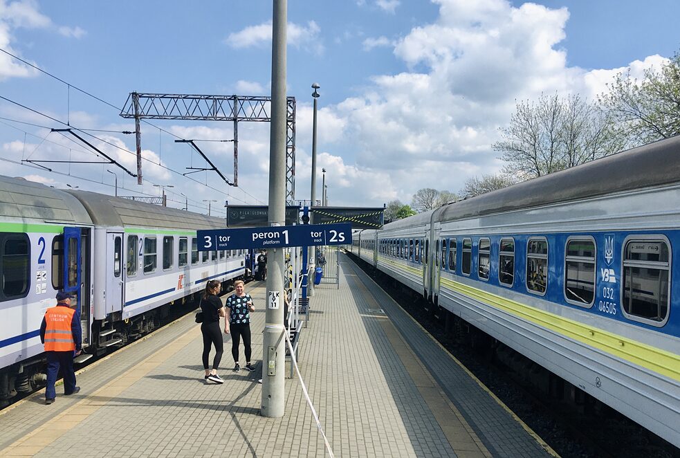 Zwischen den Zügen Kyjiw-Chełm und Chełm-Warschau müssen Ukrainer*innen sich in der Bahnhofshalle registrieren lassen und ein kostenfreies Ticket lösen. 
