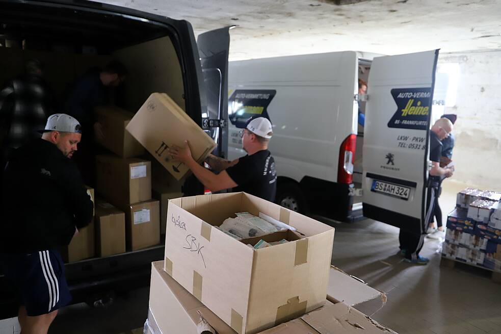 Pri nakladaní humanitárnej pomoci pomáhajú zamestnanci firmy a dokonca aj tí aktuálne najslávnejší vodiči. Mnohé prepravky obsahujú zdravotnícky materiál, ako napríklad injekčné striekačky.