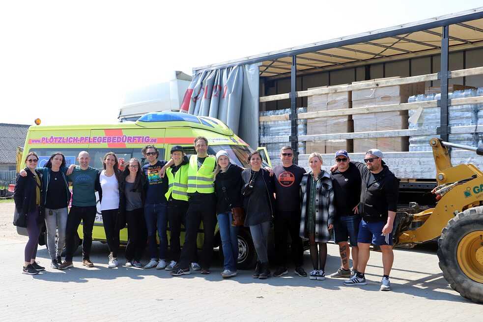 Das Spendenkonvoi-Team vom 5. Mai: 14 Fahrer*innen, acht Transporter, ein Rettungswagen und ein Lkw.