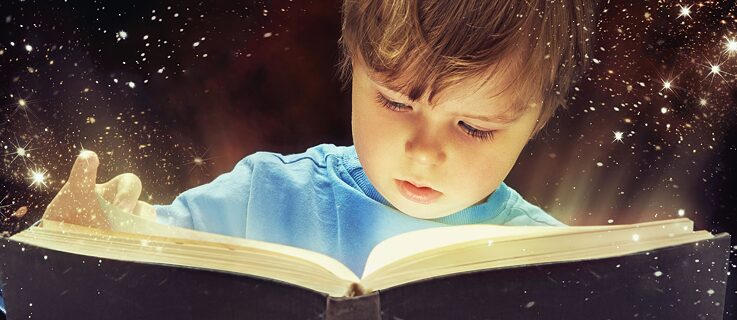 Junge liest aus einem Buch 