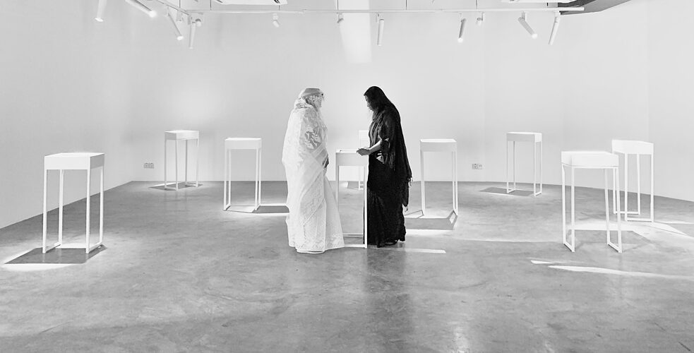 Die Künstlerin und ihre Mutter in der Ausstellung. In einen Videoclip konnte ein intimes Gespräch zwischen der Künstlerin Ashfika Rahman und ihrer alleinerziehenden Mutter, die als soziale Aktivistin den Weg für die nächste Generation von Feminist*innen ebnete, miterlebt werden. Rahman sucht, Gespräche zwischen Frauen über verschiedene Generationen hinweg darzustellen