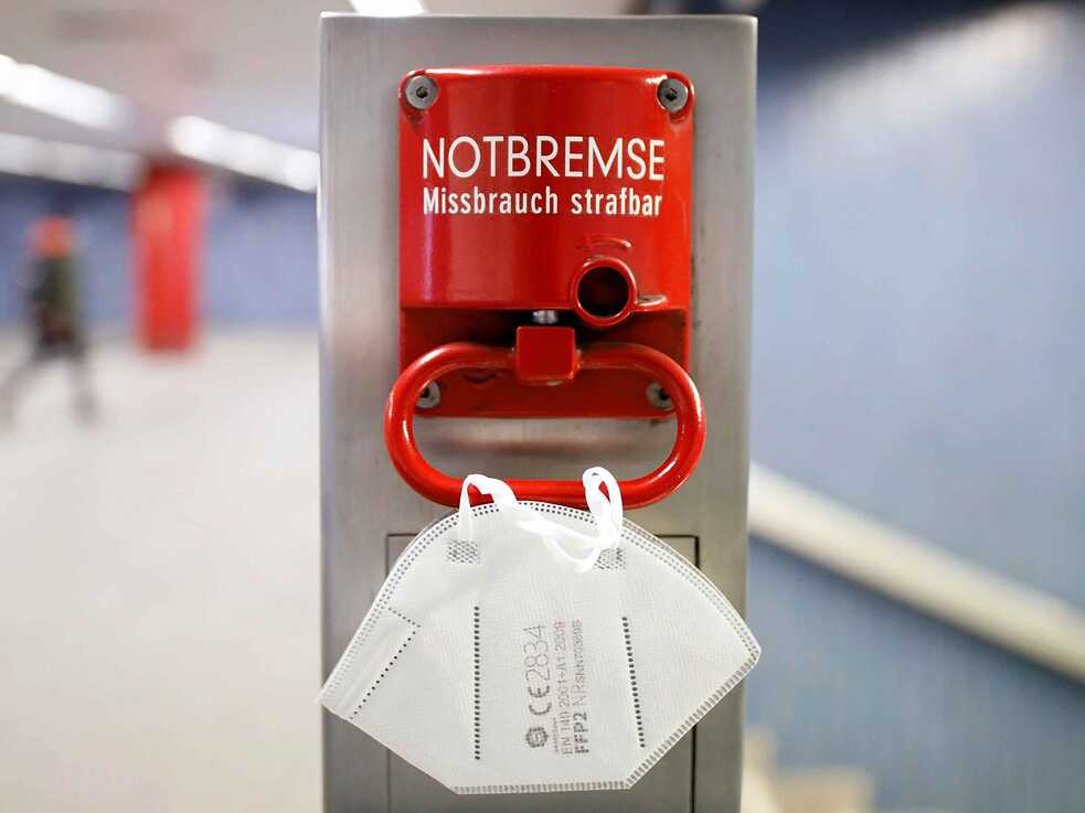 Notbremse mit Mund-Nasen-Schutz aus der Berliner U-Bahn