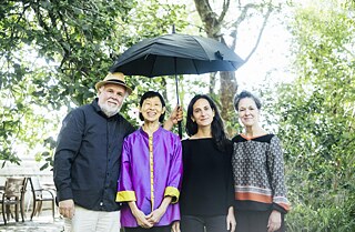Ingo Ahmels, Margaret Leng Tan, Joana Gama und Lou Simard im Garten des Goethe-Instituts an den Tagen der Proben.