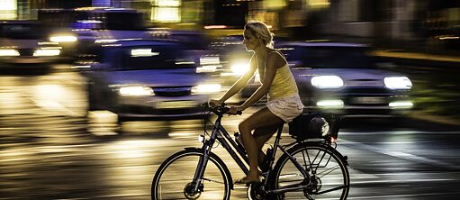Berlini nő kerékpáron
