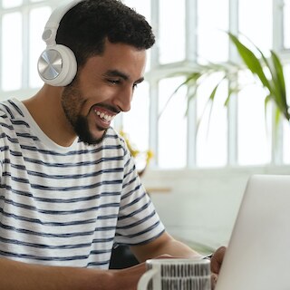 גבר מול מחשב נייד 