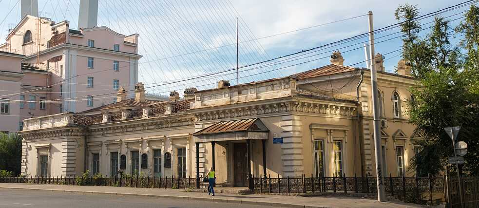 Haus des General-Gouverneurs Unterberger von der Seite des Gartens
