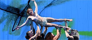 Scène: danseurs soulèvent danseuse dans l'air