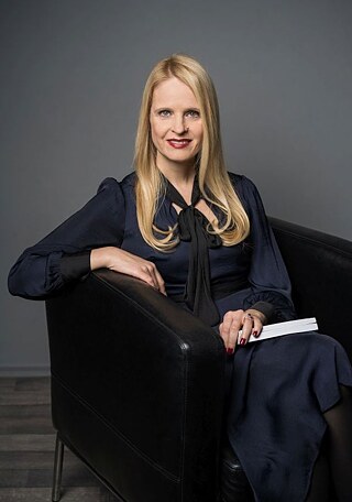 Univ.-Prof. Dr.Michaela Sambanis ist Lehrstuhlinhaberin für die Didaktik des Englischen an der Freien Universität Berlin. Sie verbindet Neurowissenschaften mit Didaktik und schlüsselt Wissensbestände für die Praxisanwendung auf.