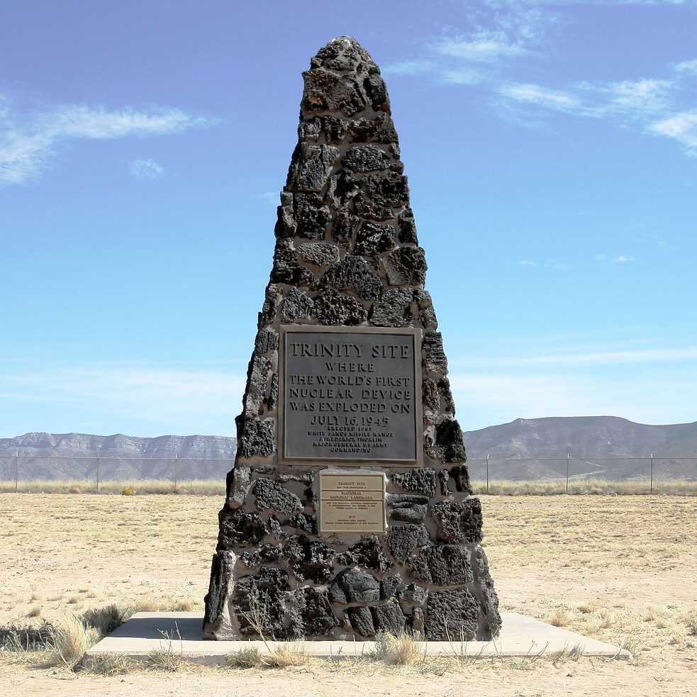 Trinity Site Obelisk National Historic Landmark – im Gedenken an die weltweit erste Kernwaffenexplosion am 16. Juli 1945 in Trinity, New Mexico. Das Trinity-Testgelände wurde als unbewohnt deklariert, allerdings lebten 19.000 Ureinwohner in der näheren Umgebung dieses indigenen Lands. Bild über Samat Jain, Flickr