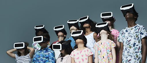Kids with VR-Brille 