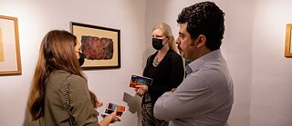 Der Künstler Awder Osman blick auf seine Gemälde im Rahmen des vom Goethe-Institut Irak initiierten Projekts „Helan“.