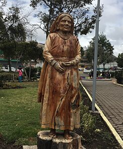Holzstatue von Dolores Cacuango in Olmedo, Ecuador