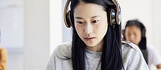 Junge Frau im Online-Unterrricht